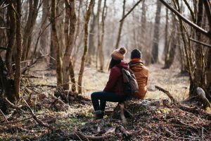 Deux personnes sur une souche