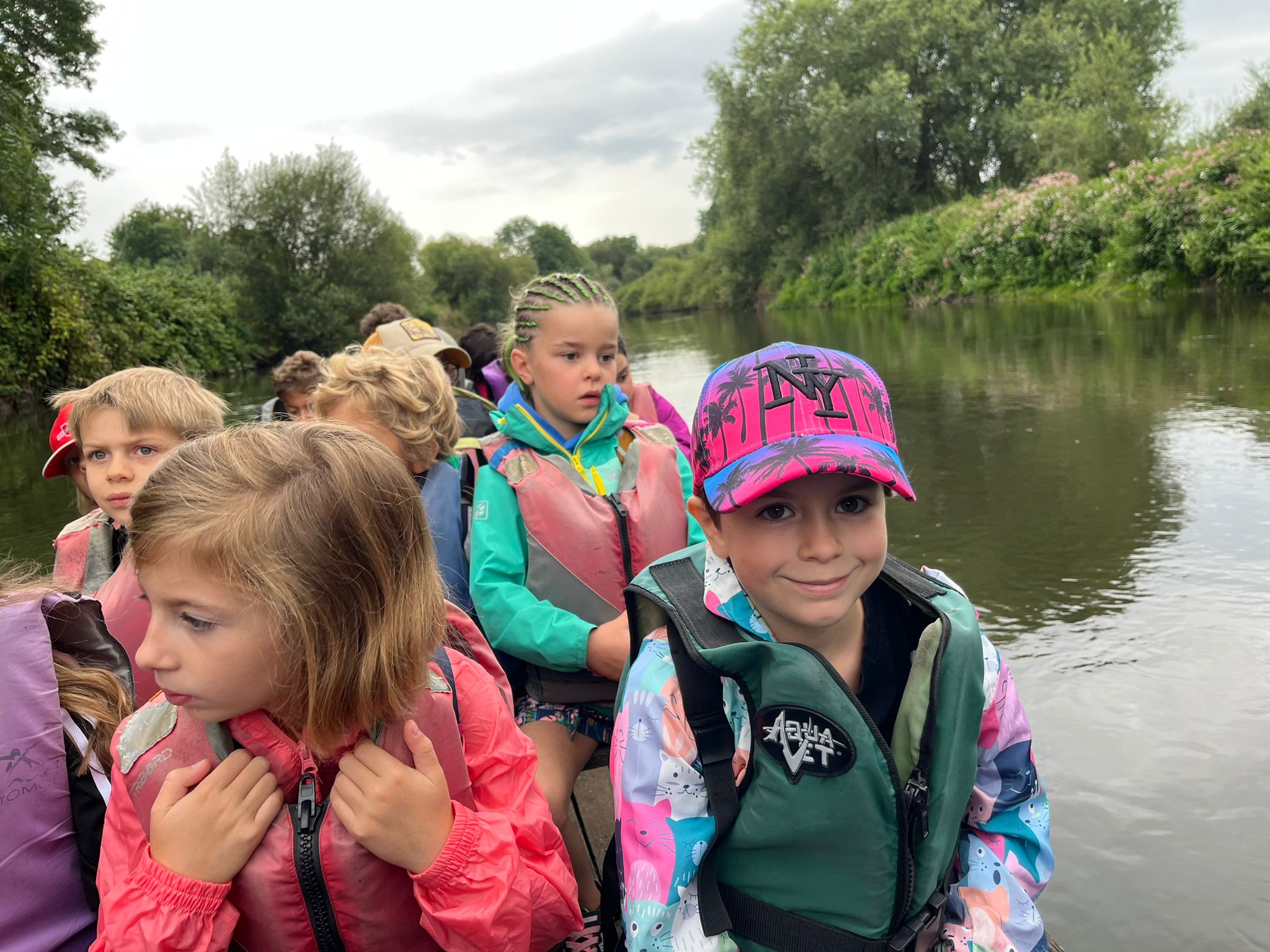 enfant barque rivière